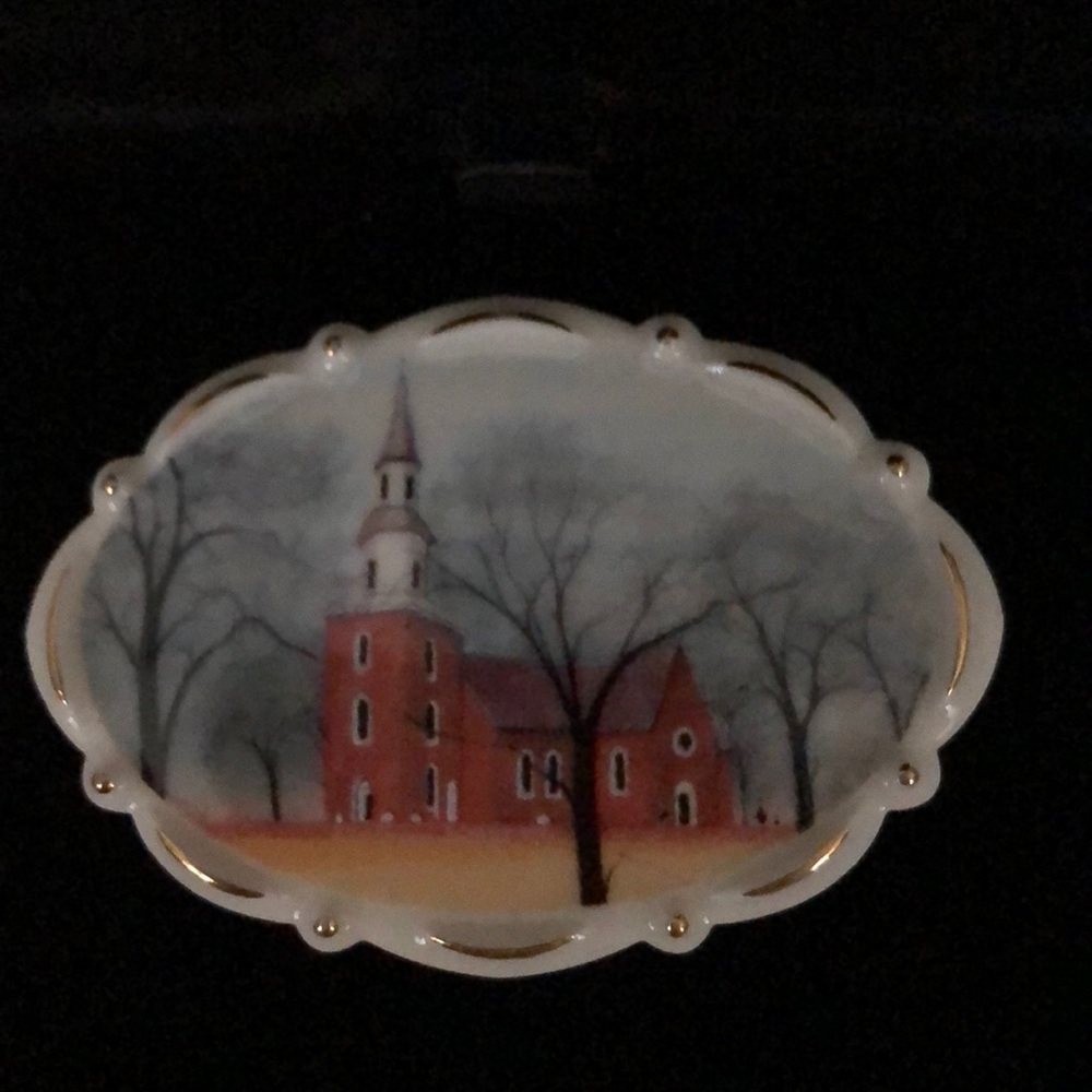Pin/pendant porcelain hand painted pat Moss